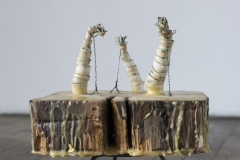 © Julia Schmölzer, glasierte Keramik, Wachs, Holz